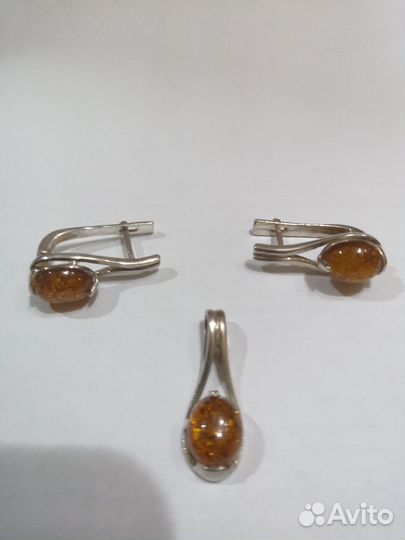Серебряные серьги и подвеска с янтарем
