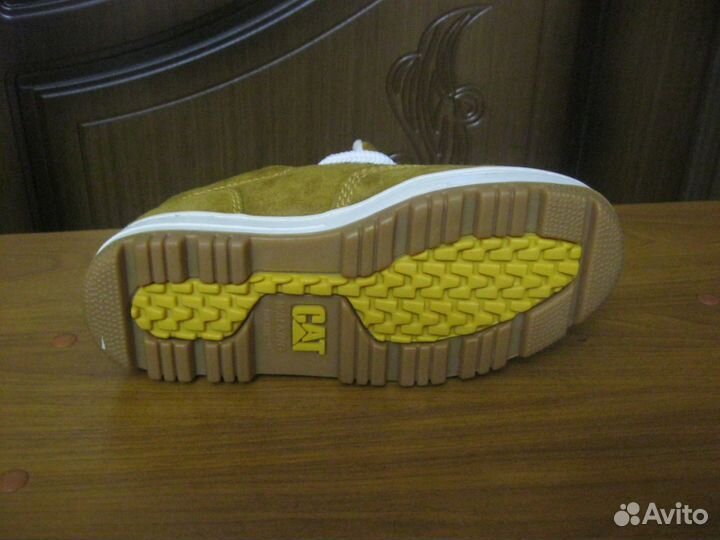 Кроссовки новые