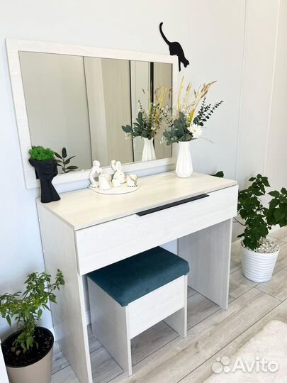 Туалетный столик с зеркалом и пуфиком