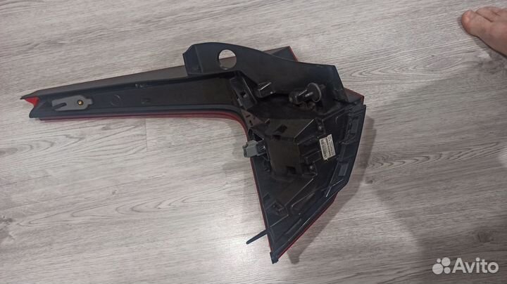 Фонарь задний правый Volvo V90