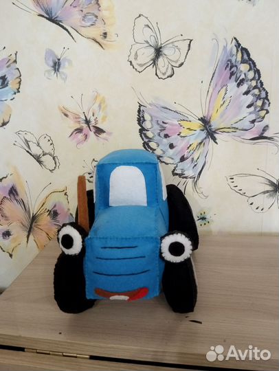 Игрушка синий трактор