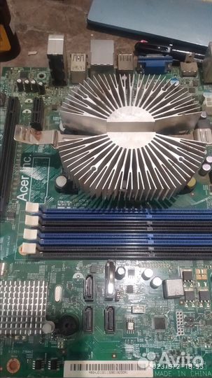 Материнская плата с процессором и радиатором