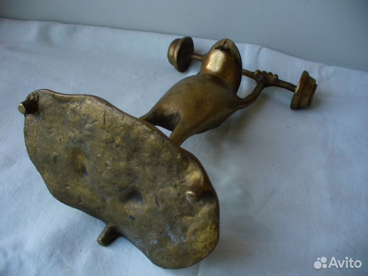 Лягушка со штангой. Латунь