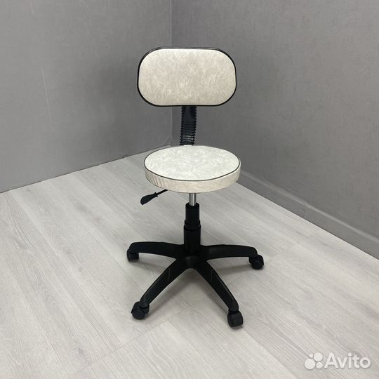 Стул мастера с регулировкой высоты