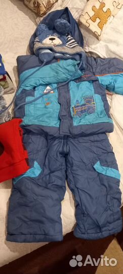 Детские вещи очень много, и курточки, футболки