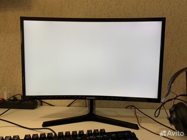 Монитор изогнутый Samsung C24F396FHI