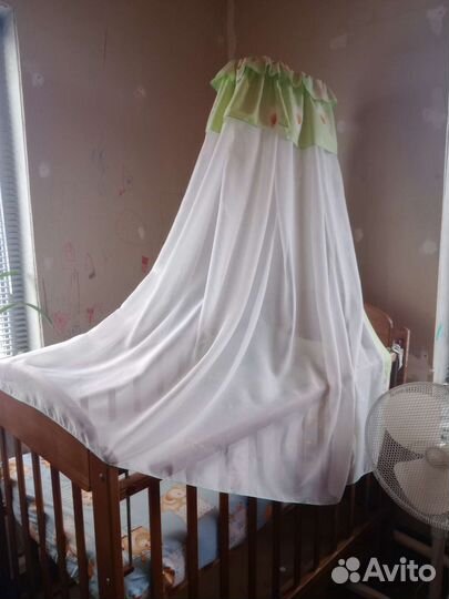 Детская кроватка с продольным маятником и ящиком