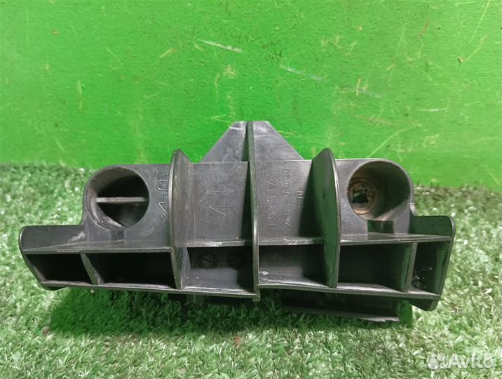 Кронштейн бампера заднего левый Toyota Verso R2 2