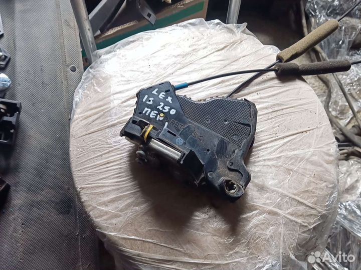 Замок двери передний левый Lexus is 250