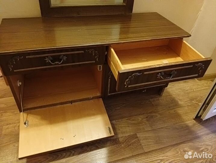 Тумбочка прикроватная и тумба с зеркалом