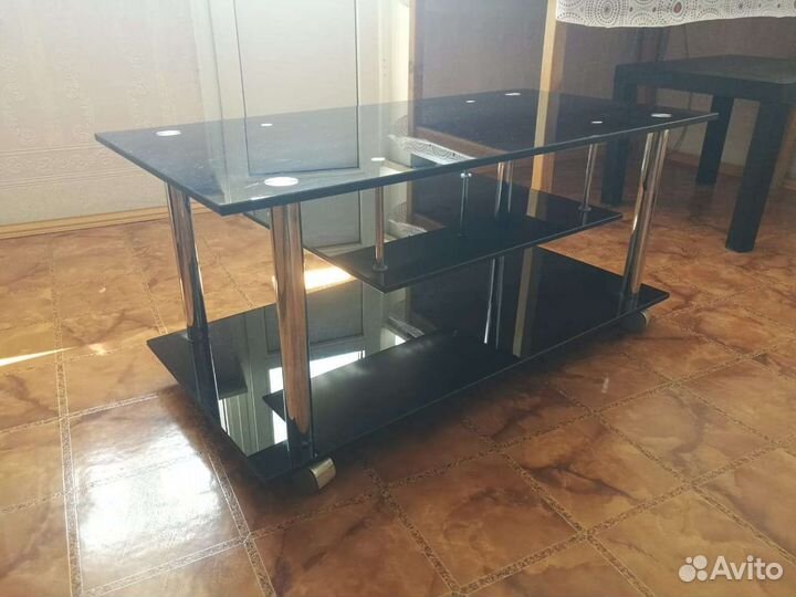 Стеклянная тумба под телевизор
