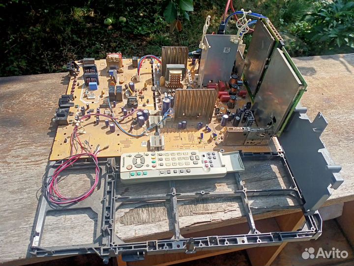 Плата от телевизора в рабочем состоянии