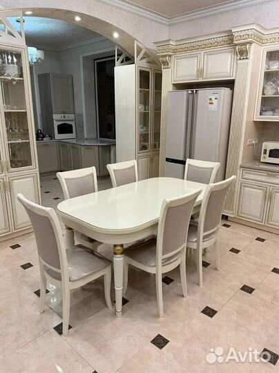 В наличии стол