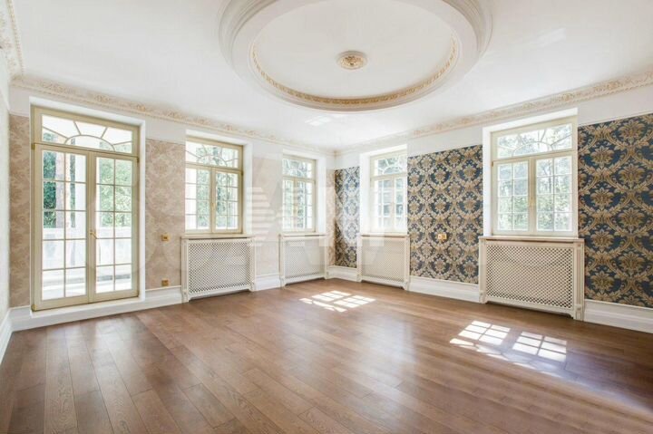 Дом 1100 м² на участке 49 сот.