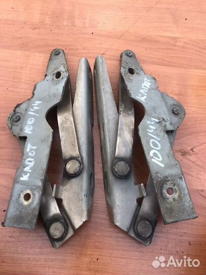 Петля капота Audi 100/44