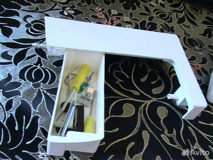 Veritas RUbina 20 швейная машина (белошвейка)