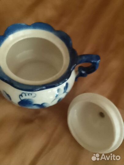 Сахарница и фигурки гжель