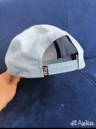 Кепка с прямым козырьком