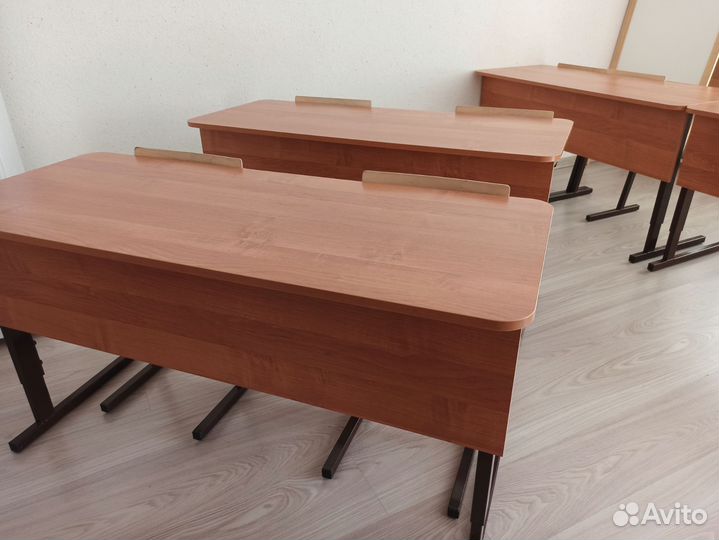 Школьная парта и стул. Ученические столы и стулья