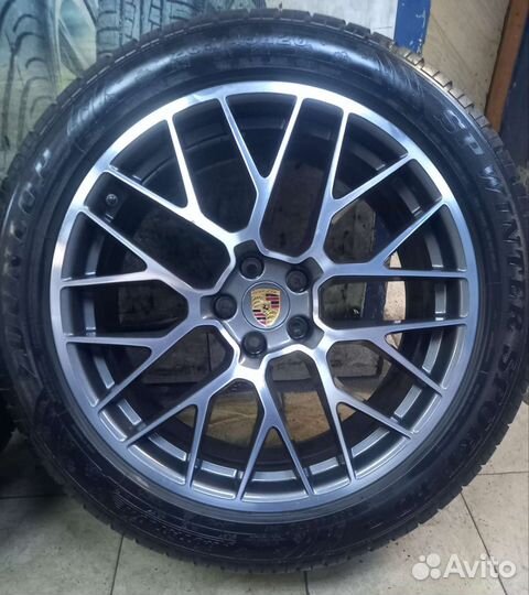 Разноширокие на Porsche Macan R20