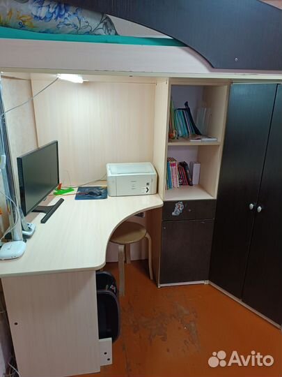 Детская кровать чердак со столом и шкафом