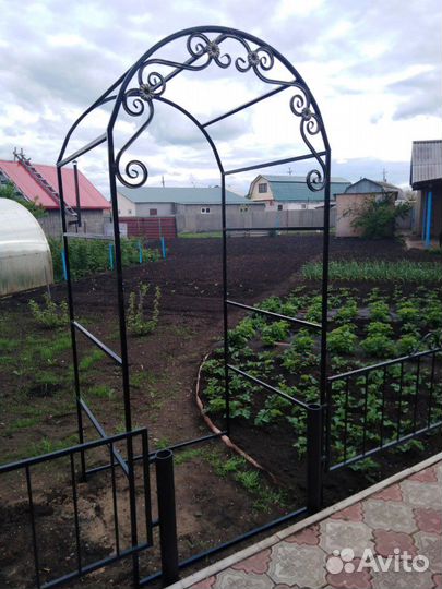 Кованная цветочная арка для сада