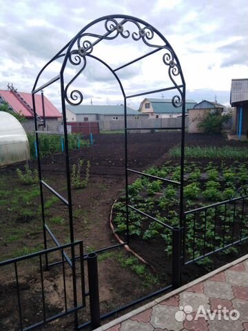 Кованная цветочная арка для сада
