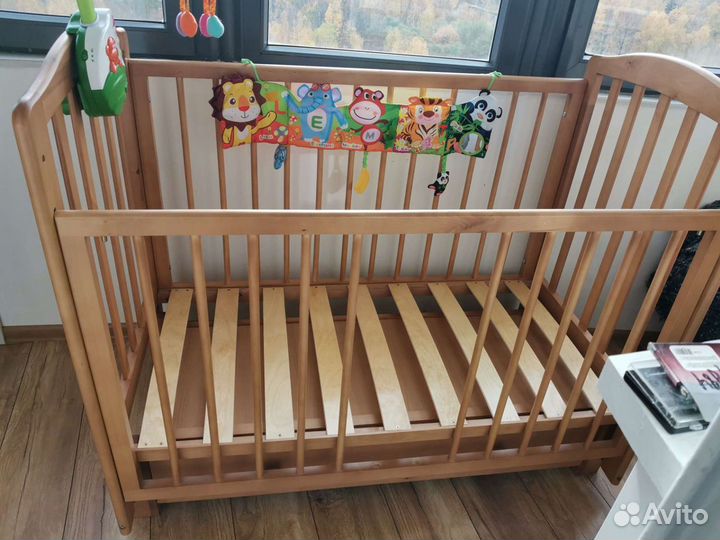 Детская кроватка с маятником и ящиком