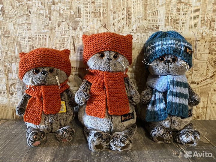 Басик в вязаной шапке и шарфе