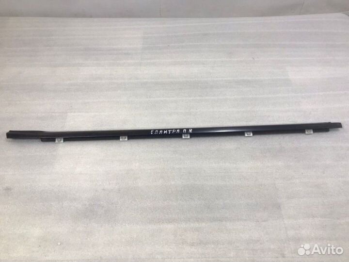 Накладка стекла передняя правая Hyundai Elantra HD