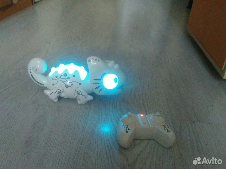 Игрушка робот тритон в рабочем состоянии