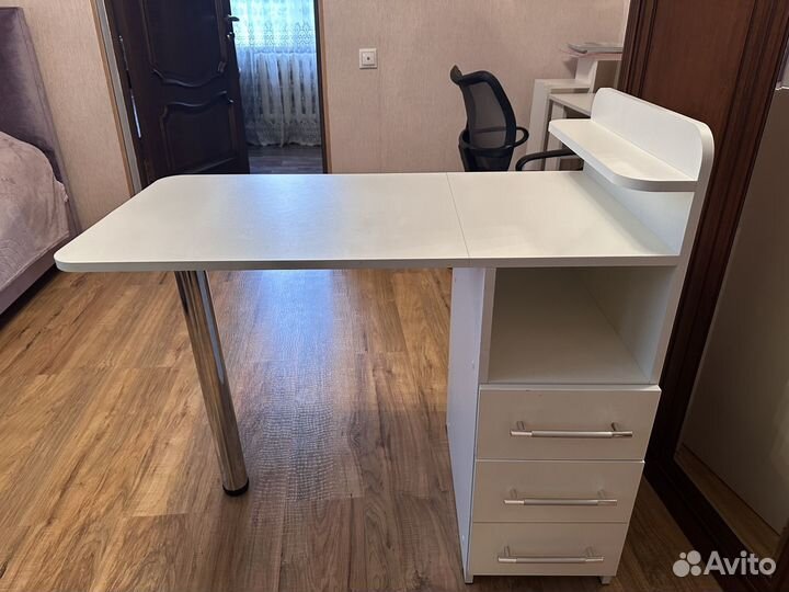 Маникюрный стол