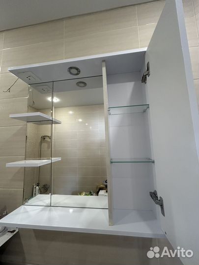 Шкаф с зеркалом в ванную