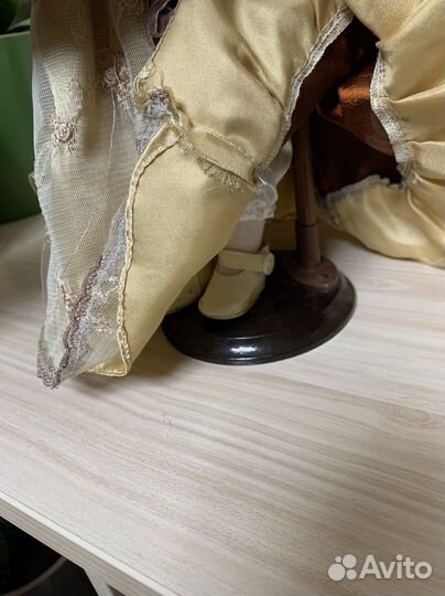 Кукла фарфоровая