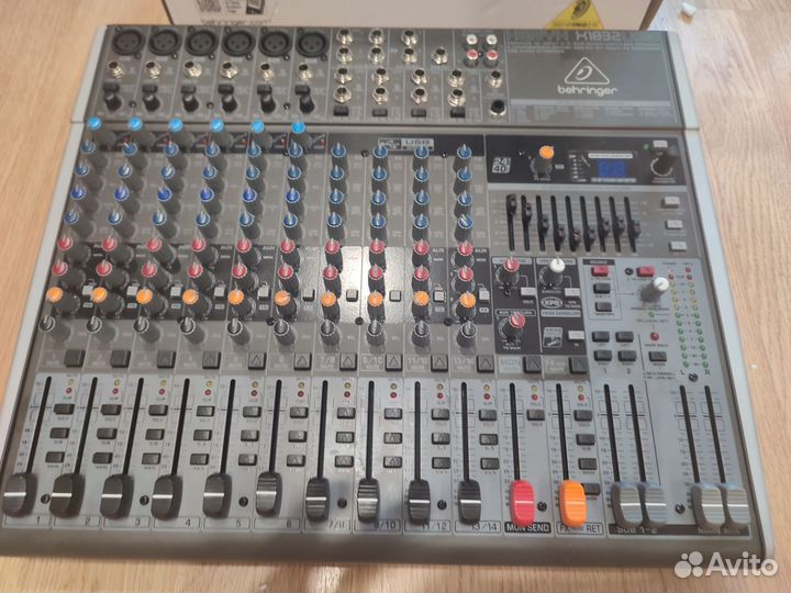 Микшерный пульт Behringer xenyx X1832USB