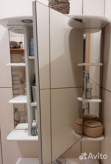 Шкаф с зеркалом в ванную