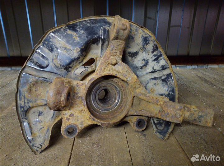 Кулак (цапфа) передний левый Toyota Avensis 2008