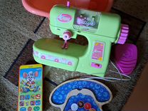 Игрушки:швейная машинка, телефон, ванна