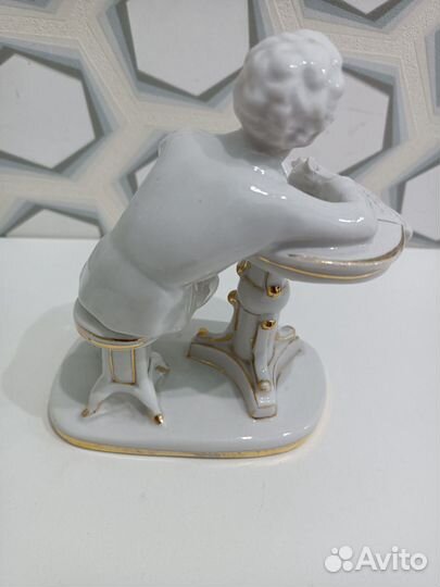 Статуэтка фарфоровая 