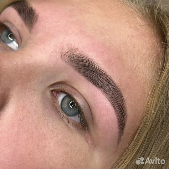 Модель на брови