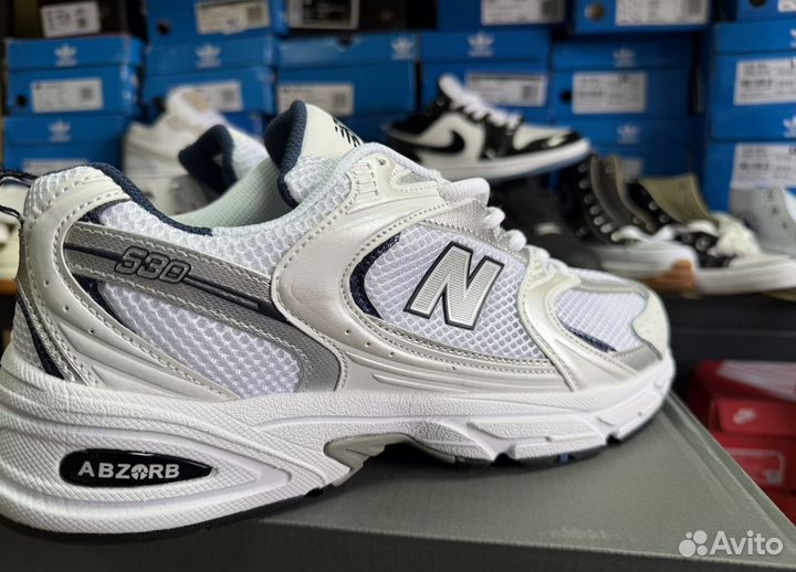 Кроссовки с сетчатой вставкой