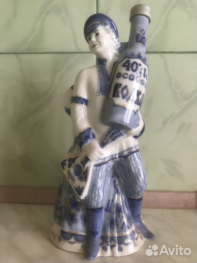 Фарфоровая статуэтка. Графин под водку