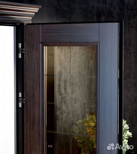 Входная дверь в коттедж или дом со стеклом