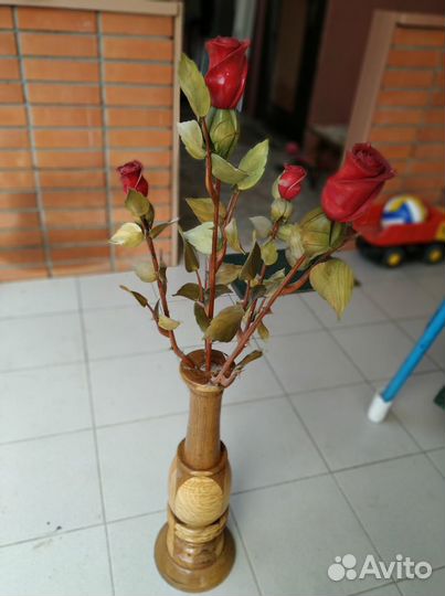 Ваза с розами из дерева