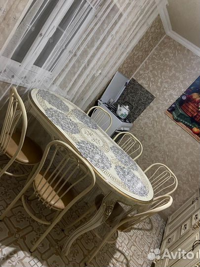 Кухонный стол и стулья