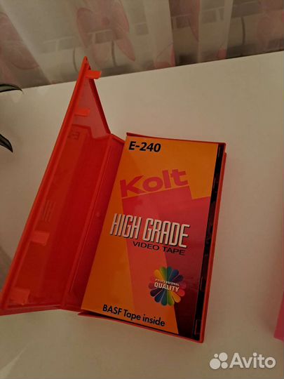 Видеокассеты в кейсах