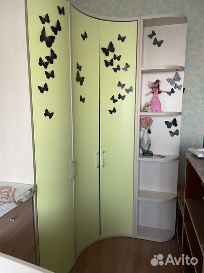 Детская кровать, вместительный шкаф, стол