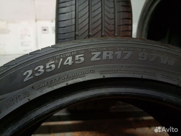 Kumho Majesty 9 Solus TA91 235/45 R17 97W