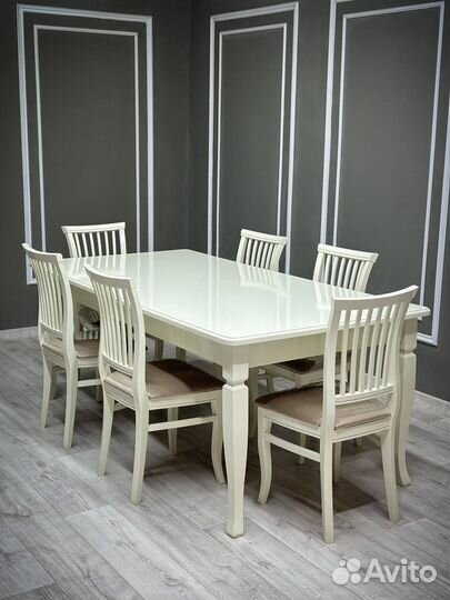 Стол и стулья в гостиную. В наличии