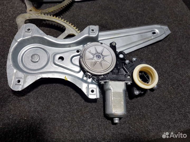 Стеклоподьемник задний Toyota Avensis T270